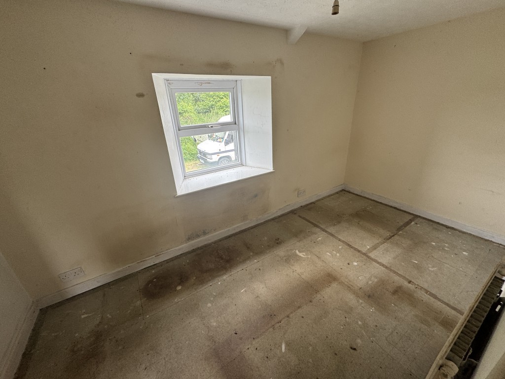 Lot: 94 - END-TERRACE COTTAGE FOR SIGNIFICANT IMPROVEMENT WITH COMMUNAL PARKING AREA - Bedroom three